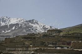 Image du Maroc Professionnelle de  Lemdinates un très beau village situé à 1600 m d’altitude dans le Haut Atlas dans la région d’Amizmiz, dans ce village la malnutrition continue ses ravages dans des proportions inquiétantes, 200 familles, environ y vivent, dont une grande proportion de femmes et d’enfants qui soufrent de la maladie goitre à cause du manque de sel iodé, dans ces contrées lointaines enclavés seulement  à 30 Km dans les montagnes au Sud de Marrakech. Mardi 14 Mars 2006. (Photo / Abdeljalil Bounhar)
